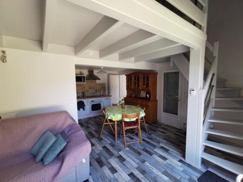 une chambre avec un lit et une table et une cuisine dans l'établissement Petite maison agréable à 300 m de la plage, à Dolus-d'Oléron