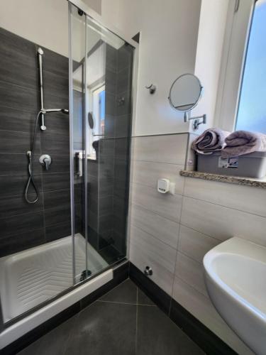 un baño con ducha y lavabo en Maison Valentini, en Roma