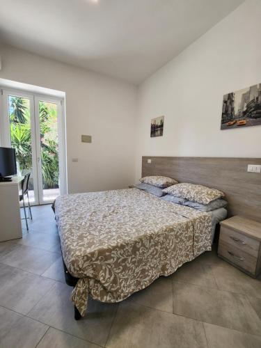 Un dormitorio con una cama grande y una ventana. en Maison Valentini, en Roma