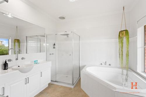 Koupelna v ubytování Serene Beach Haven: Sleeps 12