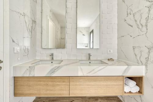 Ένα μπάνιο στο Villa Apolafste