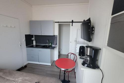 Η κουζίνα ή μικρή κουζίνα στο Studette 1 centre-ville