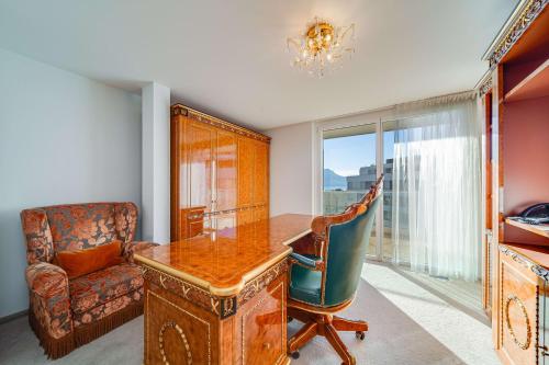 Χώρος καθιστικού στο Luxury Penthouse in Montreux City with Lake View by GuestLee