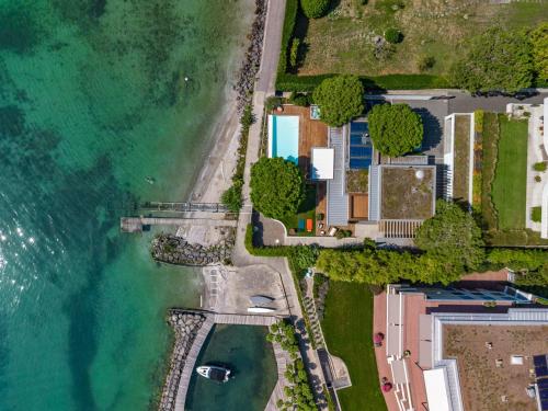 Gallery image of Lausanne area Luxurious 4-Bedroom Villa on the Lake by GuestLee in Pully