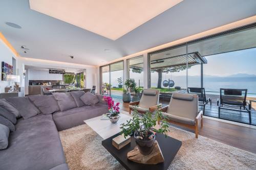 Gallery image of Lausanne area Luxurious 4-Bedroom Villa on the Lake by GuestLee in Pully