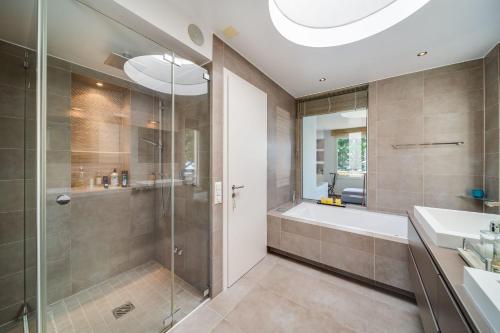 Gallery image of Lausanne area Luxurious 4-Bedroom Villa on the Lake by GuestLee in Pully