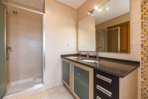 Bilik mandi di Villa Hunês