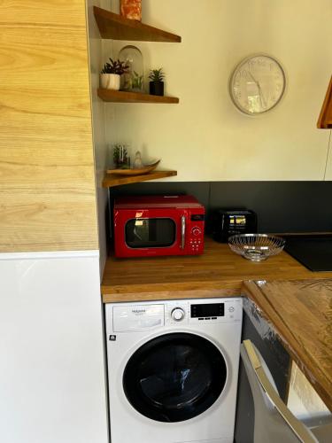 Photo de la galerie de l'établissement Tiny house avec jardin clos et privatif proche Disneyland et parc des félins, à Saint-Augustin