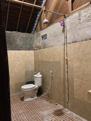 Yennanas BesirFamangkor Homestay的带卫生间和淋浴的浴室