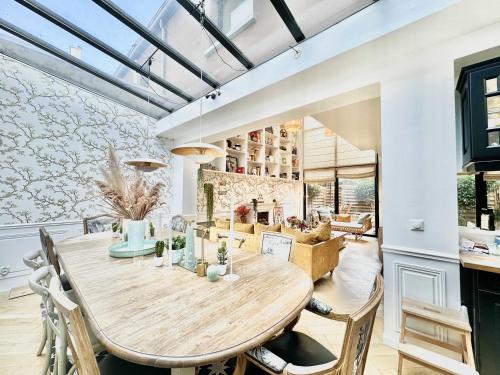 une salle à manger et un salon avec une table et des chaises dans l'établissement Exceptional house with Terrace and Parking à Courbevoie, à Courbevoie