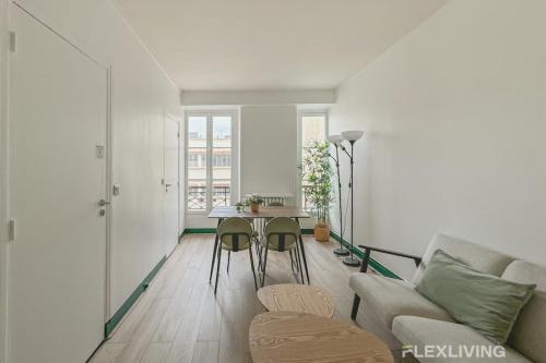 un salon avec une table et un canapé dans l'établissement Flexliving - whole flat - Batelière, à Paris