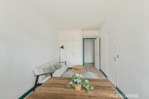 un salon avec une table et un canapé dans l'établissement Flexliving - room - Batelière, à Paris