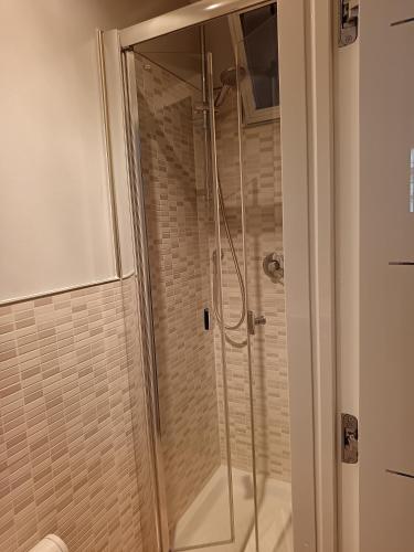 a shower with a glass door in a bathroom at Centralissimo grazioso monolocale in Turin