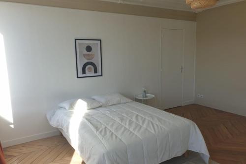 - une chambre blanche avec un lit dans l'établissement Flexliving - room - Voltaire, à Paris