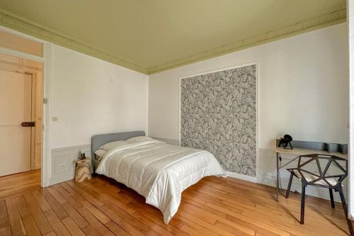 une chambre avec un lit et une table dedans dans l'établissement Flexliving - room - Bachaumont, à Paris