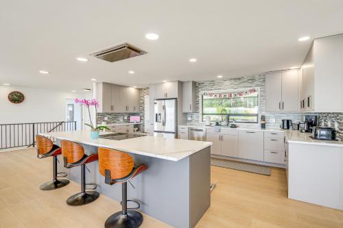 Η κουζίνα ή μικρή κουζίνα στο Spacious Camano Home with Hot Tub and Water Views!