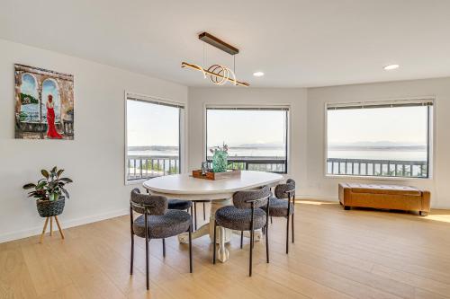Φωτογραφία από το άλμπουμ του Spacious Camano Home with Hot Tub and Water Views! σε Camano