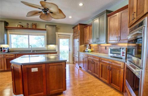 Dapur atau dapur kecil di Private Venice River Main Home
