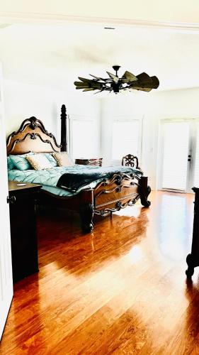 Ruang duduk di Private Venice River Main Home
