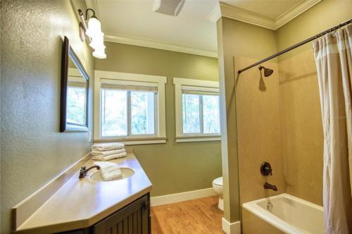 Bilik mandi di Private Venice River Main Home