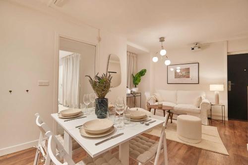 une table blanche et des chaises dans un salon dans l'établissement Classy Apartment 2BD-4P - Eiffel Tower, à Paris