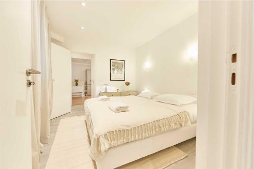 - une chambre blanche avec un lit et une salle de bains dans l'établissement Classy Apartment 2BD-4P - Eiffel Tower, à Paris