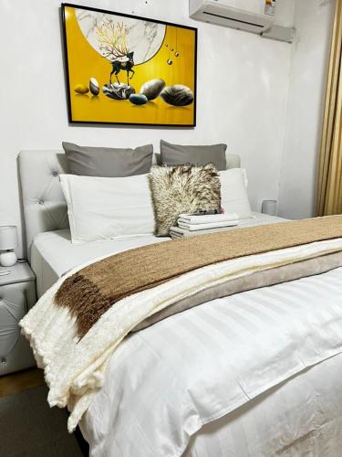 a bed with a cat sleeping on top of it at Ranzi Court Guest House in Palatswe