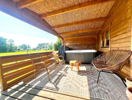 Balkón nebo terasa v ubytování Mediterranean style chalet with jacuzzi and garden near Amsterdam