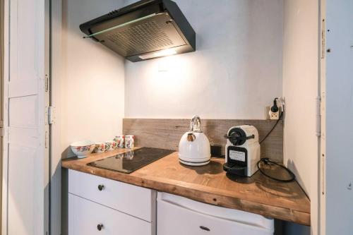 La cuisine est équipée d'un évier et d'un grille-pain. dans l'établissement Studio de Charme in the heart of Cannes, à Cannes