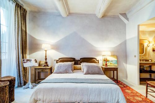 une chambre avec un grand lit dans une pièce dans l'établissement Studio de Charme in the heart of Cannes, à Cannes