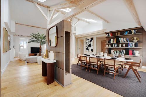 une salle à manger et un salon avec une table et des chaises dans l'établissement Sumptuous Apartment - 4CH-8P - Champs Elyséees, à Paris