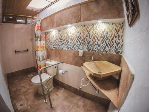 a bathroom with a sink and a toilet at Tierra Activa Alojamiento Eco Rural finca orgánica y agroturística in San Agustín