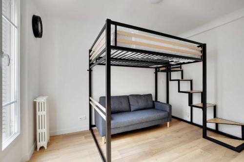 une chambre avec un lit superposé dans une pièce dans l'établissement Cozy studio - 2P - Grenelle-Eiffel Tower, à Paris