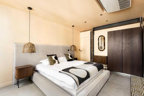 une chambre avec un grand lit dans une pièce dans l'établissement Magnificent apartment - 5BR-12P - Louvre-Rivoli, à Paris