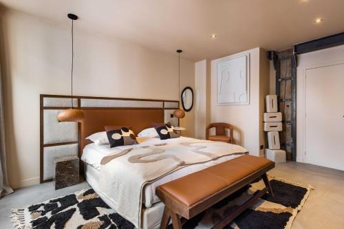 une chambre avec un grand lit et une table dans l'établissement Magnificent apartment - 5BR-12P - Louvre-Rivoli, à Paris