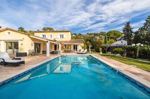 Πισίνα στο ή κοντά στο Luxurious Private 6-bed villa with Pool Mougins