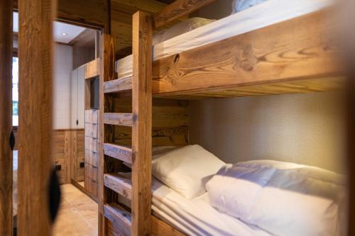 quelques lits superposés dans une chambre dans l'établissement Apartment with terrace and parking heart of Megève, à Megève