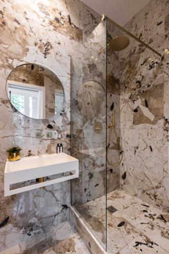 une salle de bain avec un lavabo et une douche dans l'établissement Charming flat - 2BD-6P - Eiffel Tower, à Paris