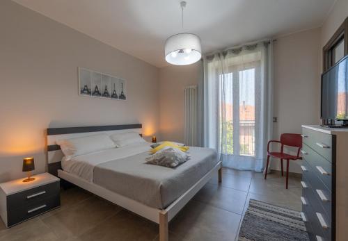 a bedroom with a bed and a large window at Casa Pajè in Barbaresco