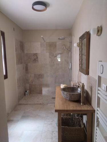 a bathroom with a sink and a shower at Entre mer et maquis- maison avec piscine privée - 8 minutes plage tizzano in Sartène