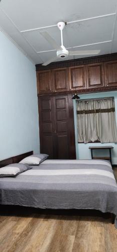 a bedroom with a bed and a ceiling fan at CHARAKAMA Guest Bungalow - GAMPAHA in Gampaha