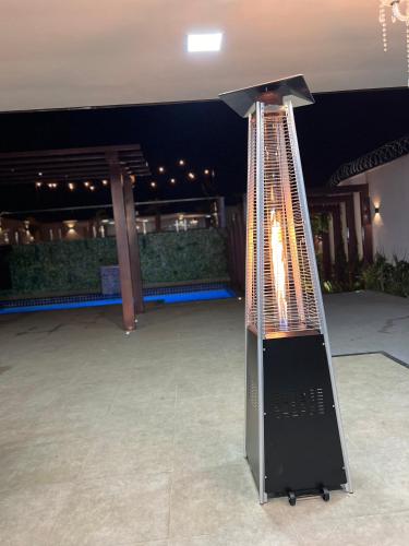 a light in the middle of a patio at Espaço de festas e Hospedagem Cintia Lima in Betim