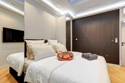 - une chambre avec un lit et un bol de nourriture dans l'établissement Elegant apartment with AC - 3BR-10P- Le Marais, à Paris