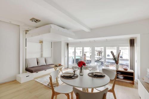 un salon blanc avec une table et des chaises dans l'établissement Cozy studio - 2P - Place de la Bourse, à Paris