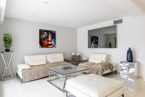 un salon avec un canapé et une table dans l'établissement Beautiful apartment with sunny terrace, à Cannes