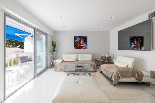 un salon avec deux lits et un canapé dans l'établissement Beautiful apartment with sunny terrace, à Cannes
