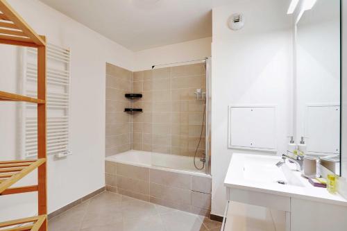 une salle de bain avec une douche, une baignoire et un lavabo dans l'établissement Sumptuous 3BR-6P Apartment with terrace-Near Paris, à Saint-Ouen