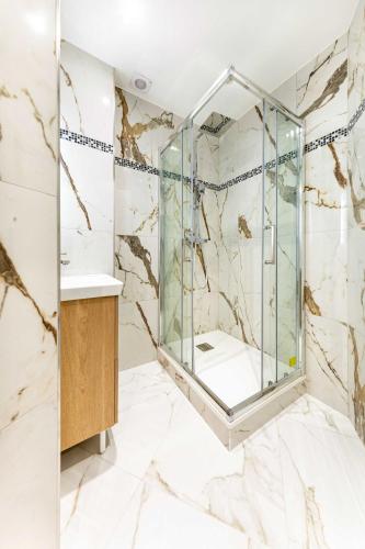 une salle de bain avec douche et miroir dans l'établissement Bright & charming apartment - 1BR-4P - Montmartre, à Paris