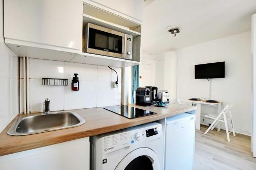 une cuisine avec un évier et une machine à laver dans l'établissement Cozy studio - 2P - Place de la Bastille, à Paris