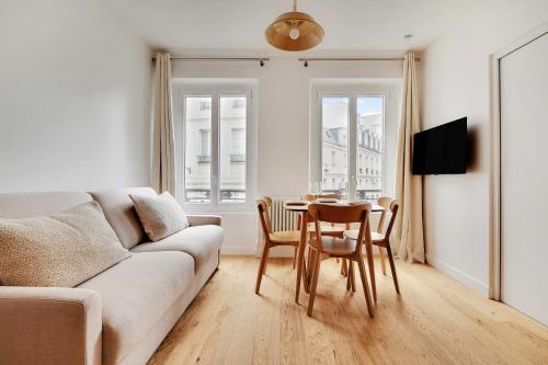un salon avec un canapé et une table dans l'établissement Magnificent flat - near Bourse and Palais Royal, à Paris